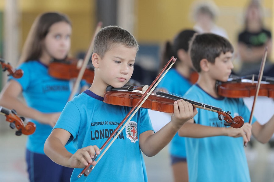 Alunos do projeto “Orquestrando o Futuro” se apresentam no Ouro Verde