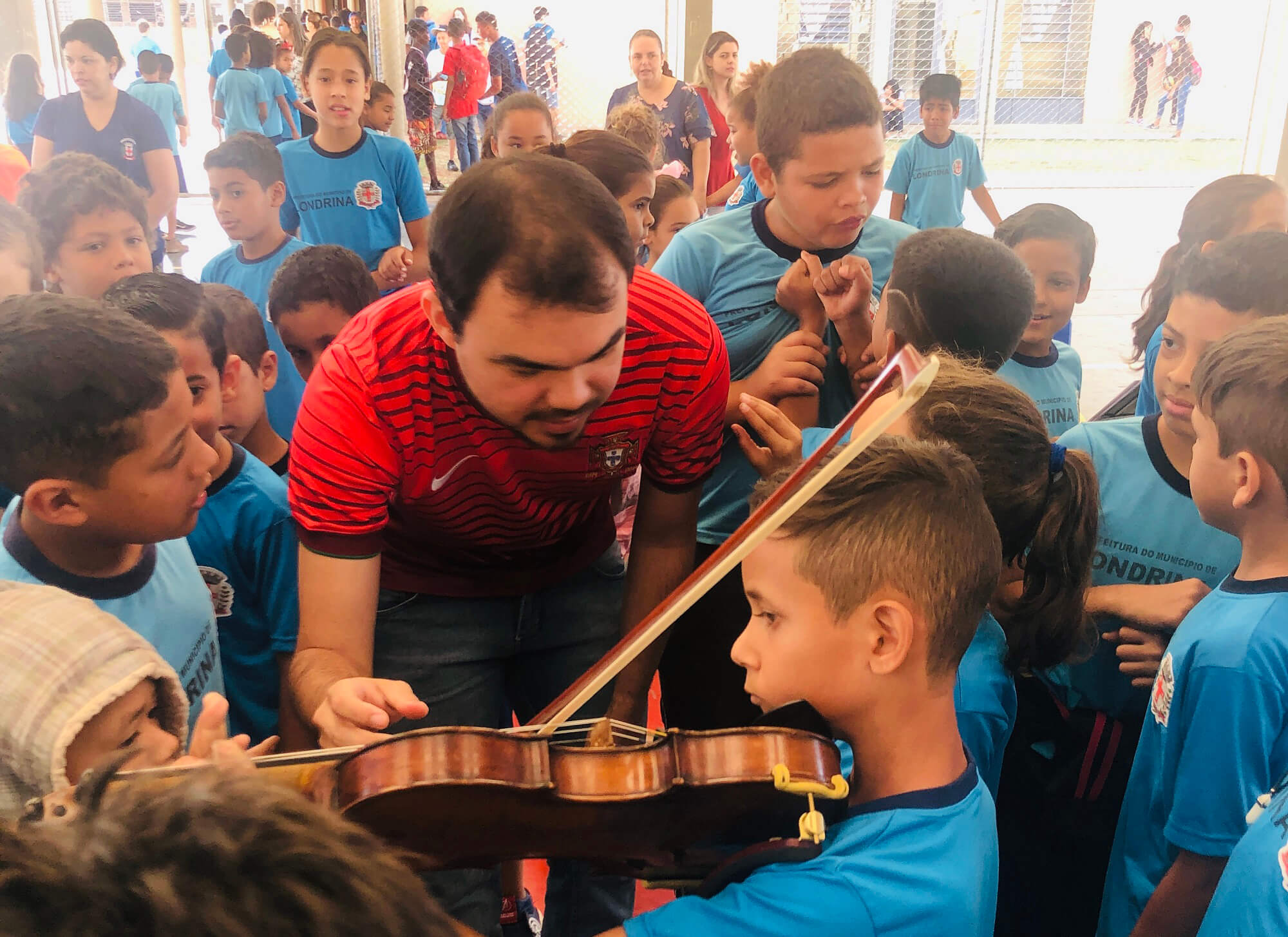 Orquestra faz concerto didático para alunos e professores