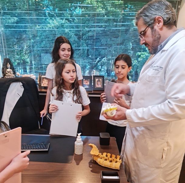 Escola Apoena leva alunos para vivência em empresas e projetos sociais